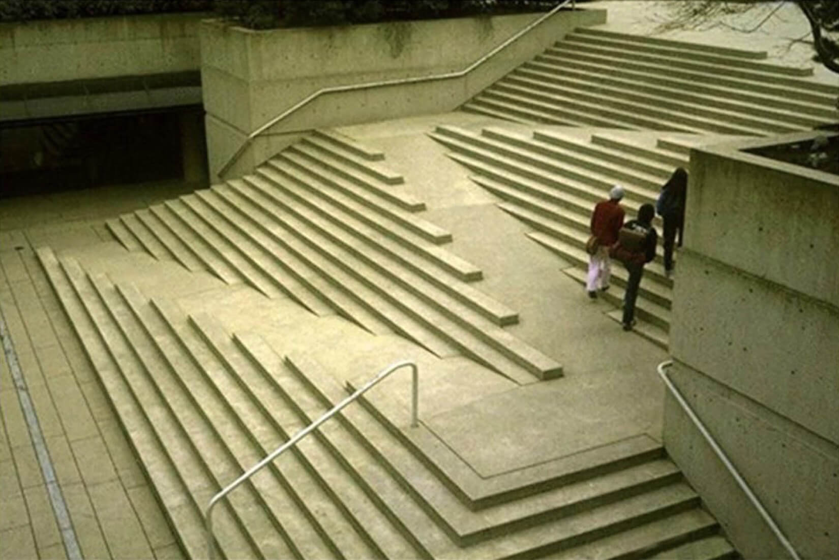 Architecture d’escaliers en diagonal permettant l’accès à tous les usagers